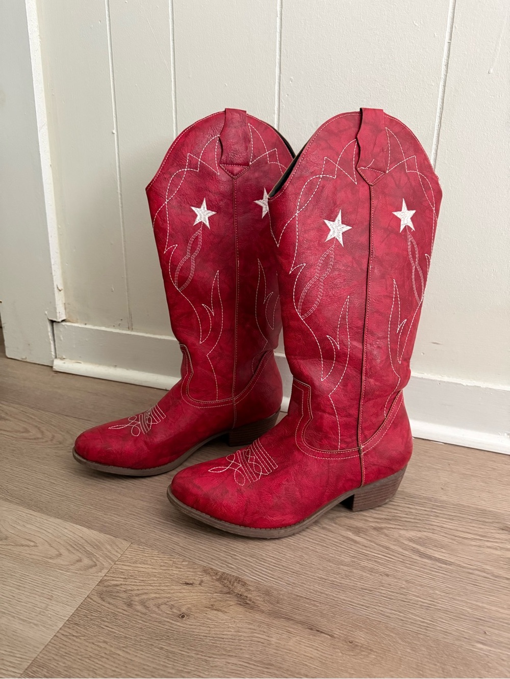 Women’s Red Star Embroidered Cowboy Boots